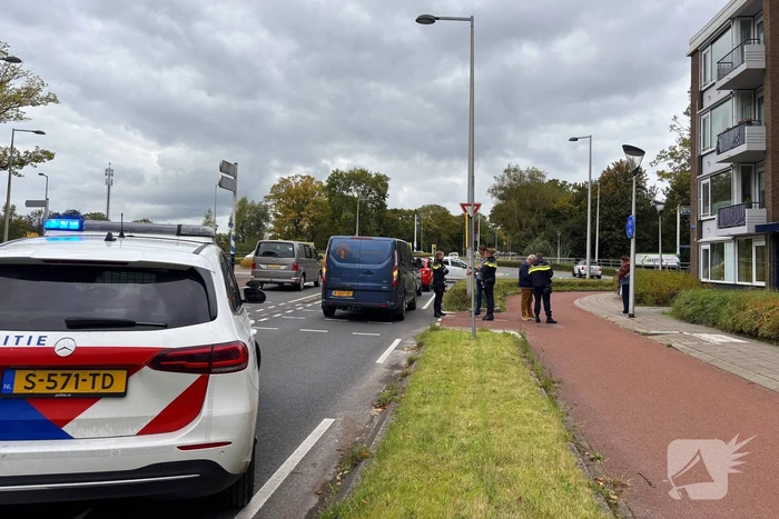 Bestelbus betrokken bij kop-staartbotsing met drie voertuigen