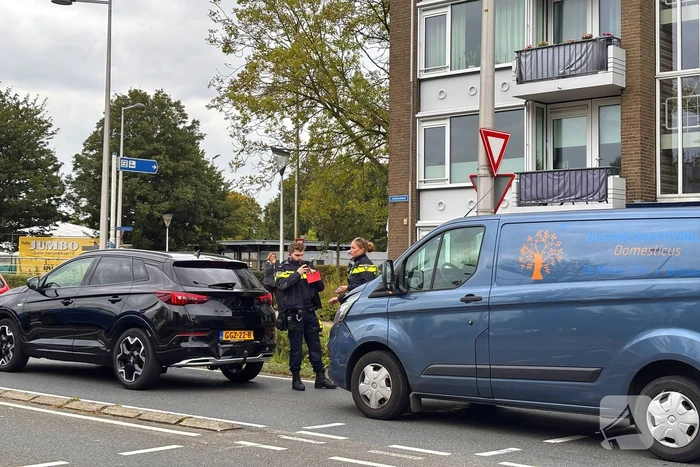 Bestelbus betrokken bij kop-staartbotsing met drie voertuigen