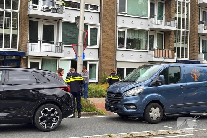 Bestelbus betrokken bij kop-staartbotsing met drie voertuigen