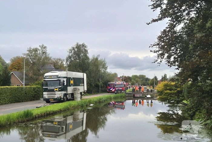 Vrachtwagen rijdt dieseltank lek