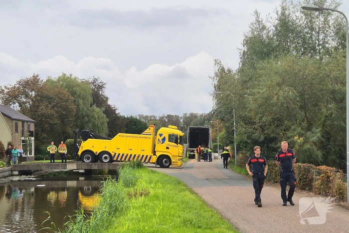Vrachtwagen rijdt dieseltank lek