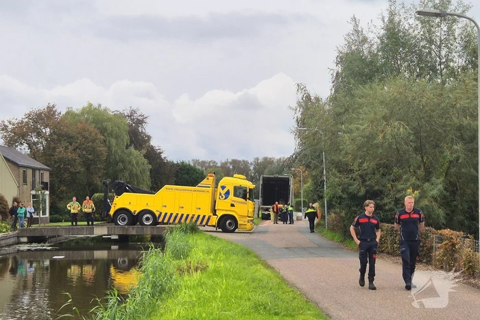 Vrachtwagen rijdt dieseltank lek