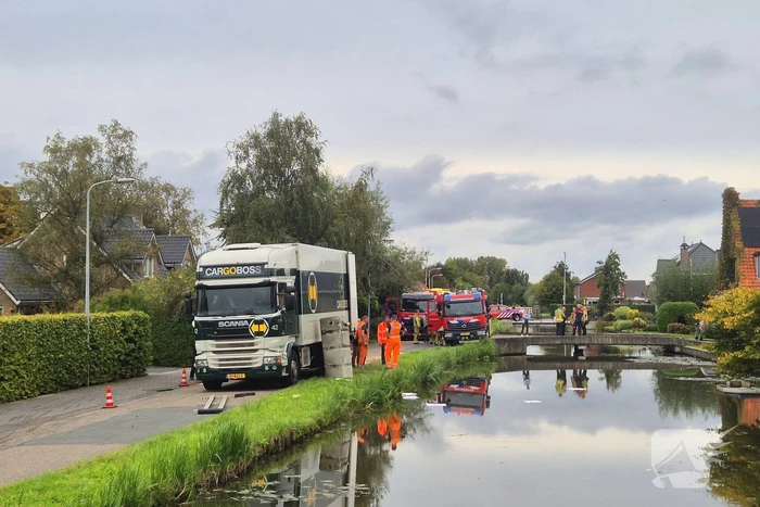 Vrachtwagen rijdt dieseltank lek