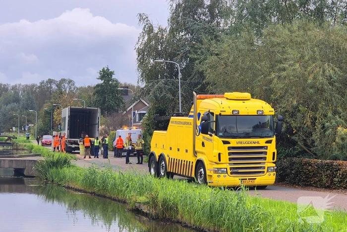 Vrachtwagen rijdt dieseltank lek