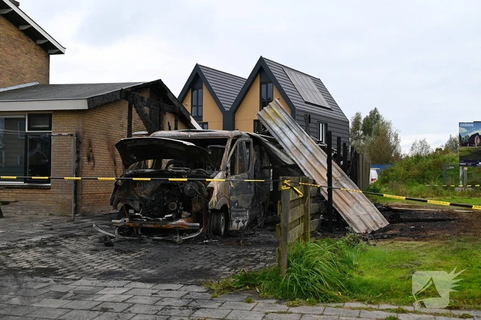 Geparkeerde bestelbus gaat in vlammen op