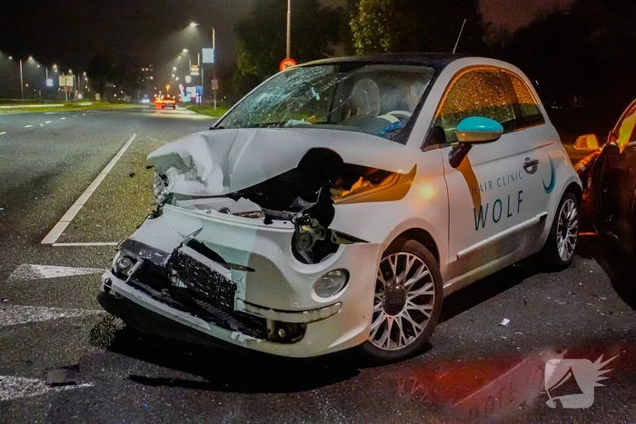 Gewonde en flinke schade bij aanrijding