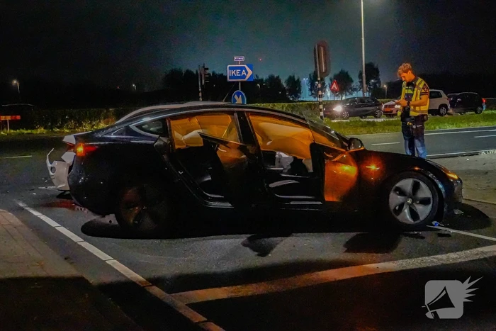 Gewonde en flinke schade bij aanrijding