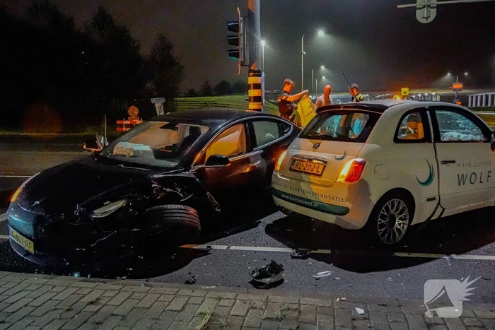 Gewonde en flinke schade bij aanrijding