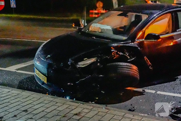 Gewonde en flinke schade bij aanrijding