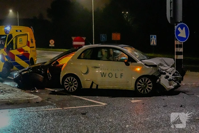 Gewonde en flinke schade bij aanrijding