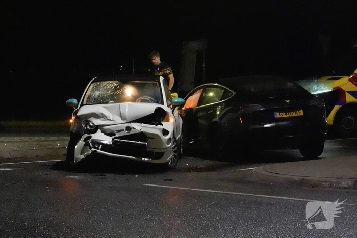 Gewonde en flinke schade bij aanrijding