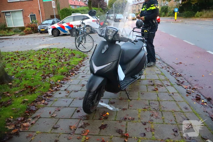 Scooterrijder gewond door gladde bladeren op de weg