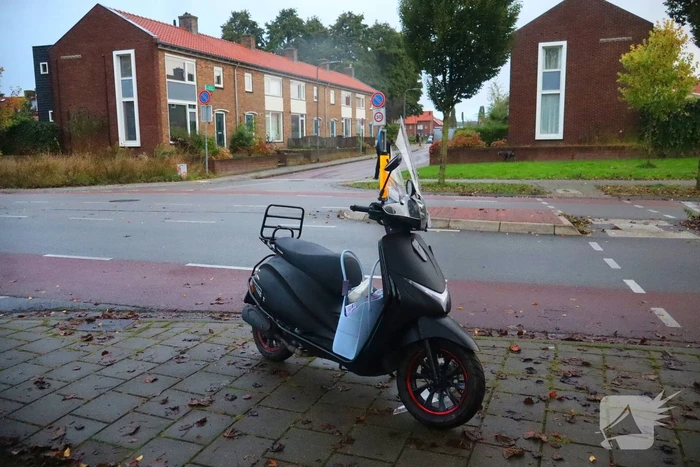 Scooterrijder gewond door gladde bladeren op de weg