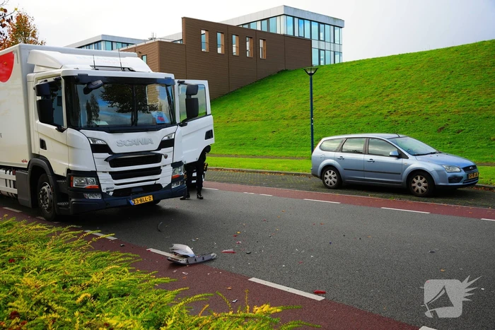 Vrachtwagen klapt achterop auto