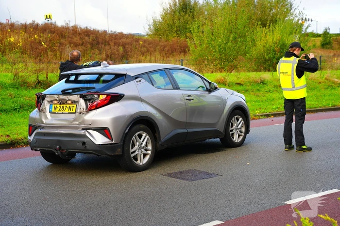 Vrachtwagen klapt achterop auto