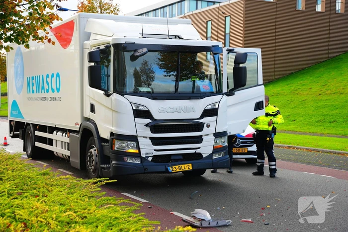 Vrachtwagen klapt achterop auto
