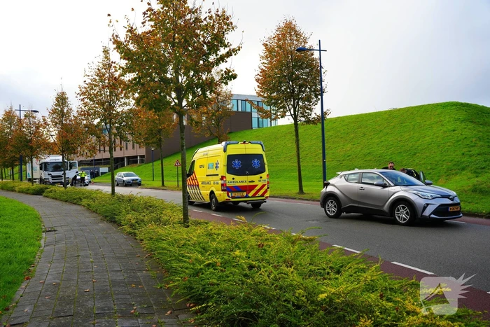 Vrachtwagen klapt achterop auto