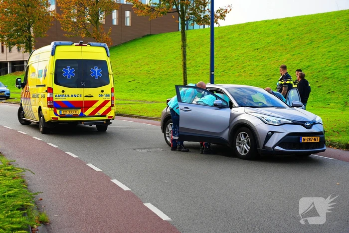 Vrachtwagen klapt achterop auto