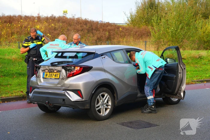 Vrachtwagen klapt achterop auto