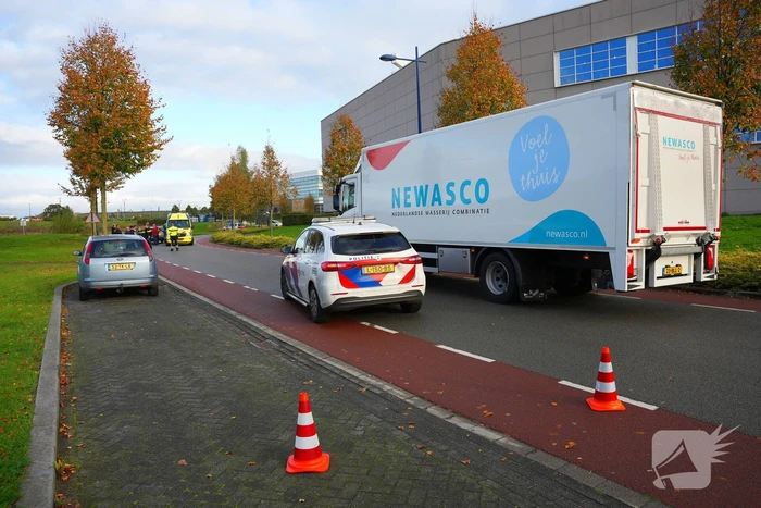 Vrachtwagen klapt achterop auto