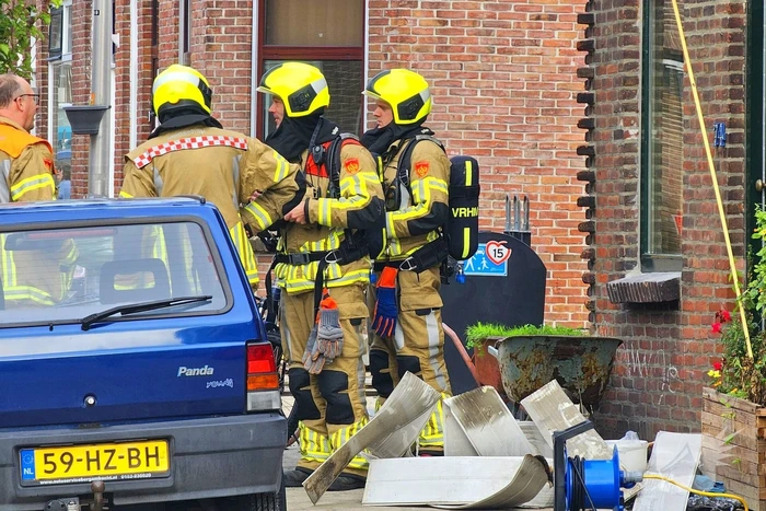 Brand in woning: Twee personen nagekeken door ambulancepersoneel