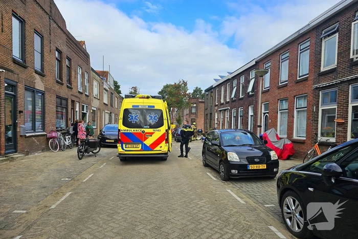 Brand in woning: Twee personen nagekeken door ambulancepersoneel