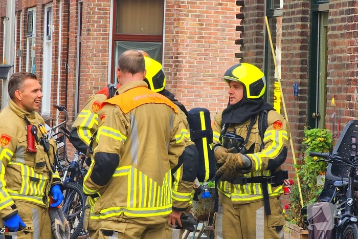 Brand in woning: Twee personen nagekeken door ambulancepersoneel
