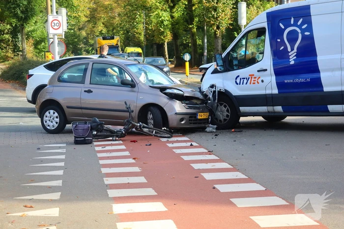 Fietser, bestelbus en auto komen met elkaar in botsing