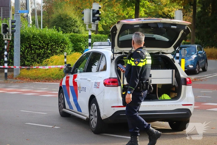 Fietser, bestelbus en auto komen met elkaar in botsing
