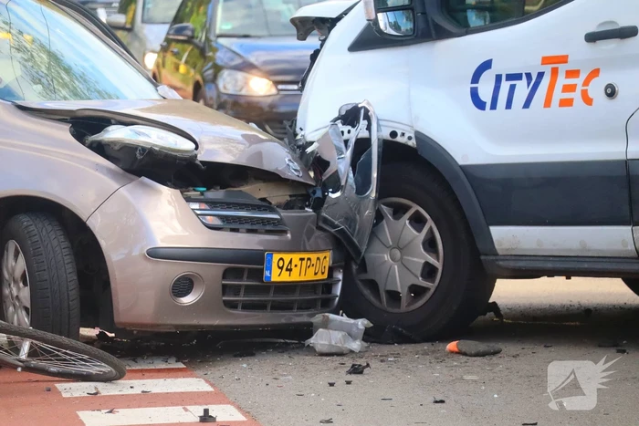 Fietser, bestelbus en auto komen met elkaar in botsing