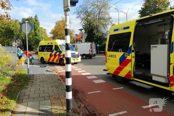 Fietser, bestelbus en auto komen met elkaar in botsing