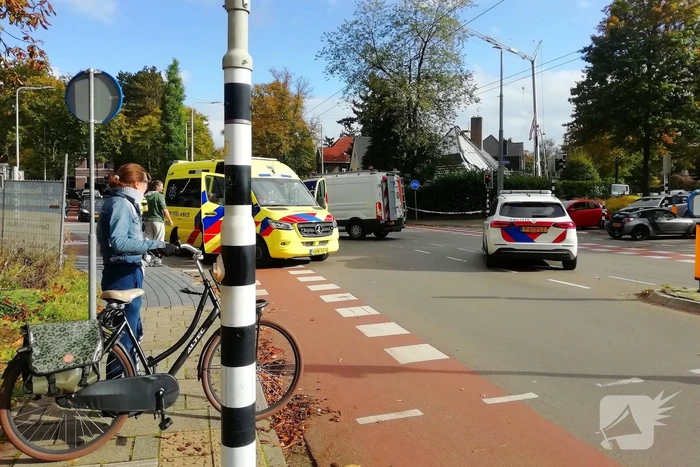 Fietser, bestelbus en auto komen met elkaar in botsing