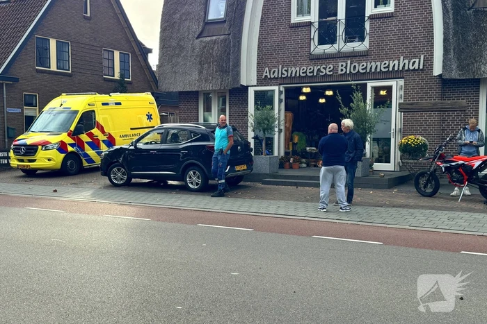Brommerrijder en automobilist met elkaar in botsing