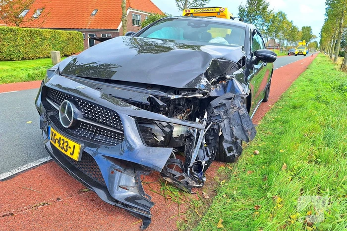 Bestuurder verliest macht over stuur en klapt op boom