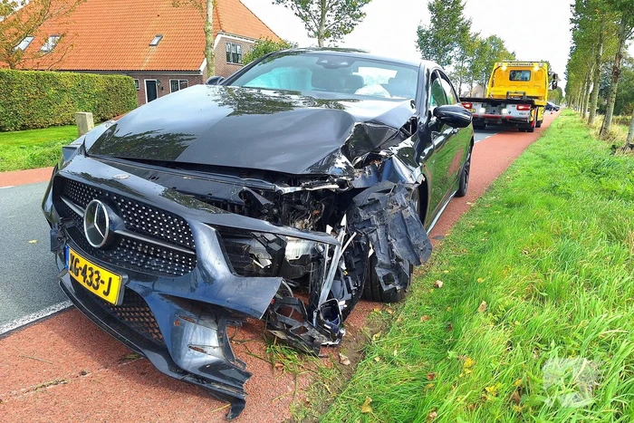Bestuurder verliest macht over stuur en klapt op boom