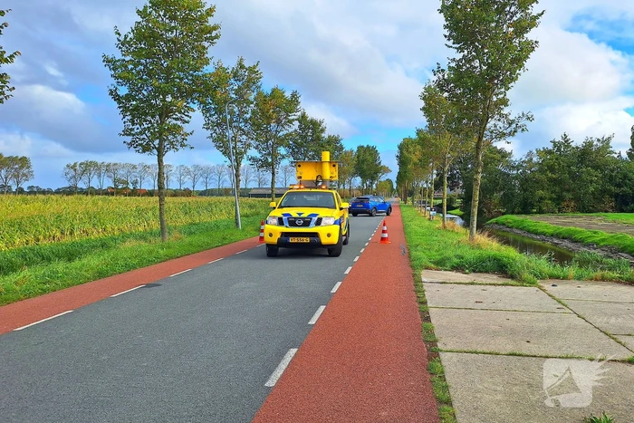 Bestuurder verliest macht over stuur en klapt op boom