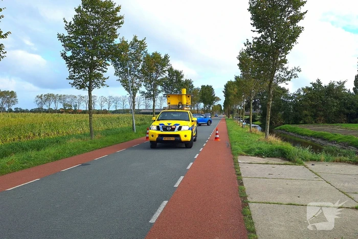 Bestuurder verliest macht over stuur en klapt op boom