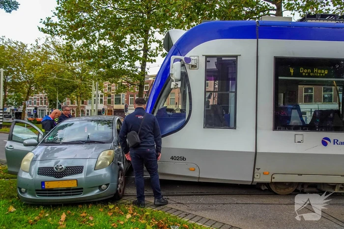Tram rijdt personenauto aan