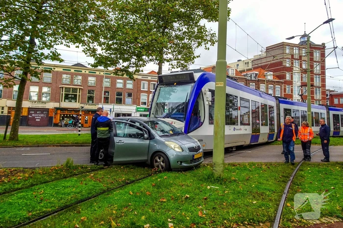 Tram rijdt personenauto aan