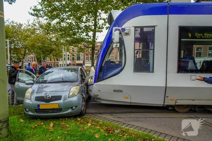 Tram rijdt personenauto aan