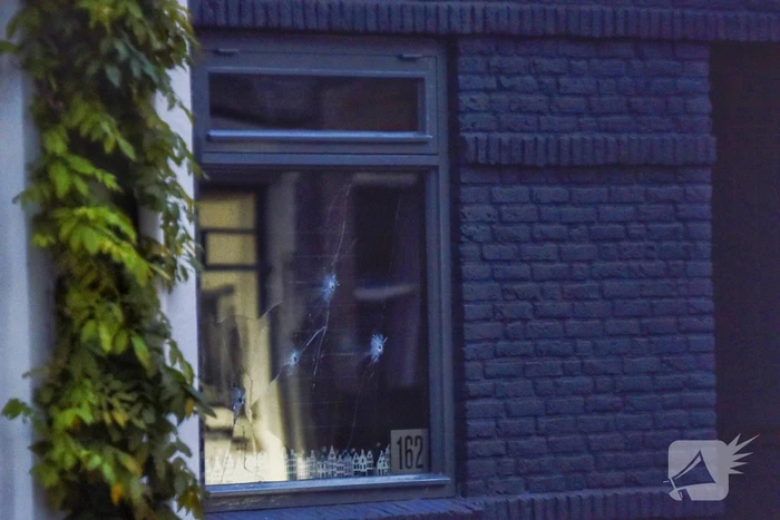 Tientallen kogels afgeschoten op woning