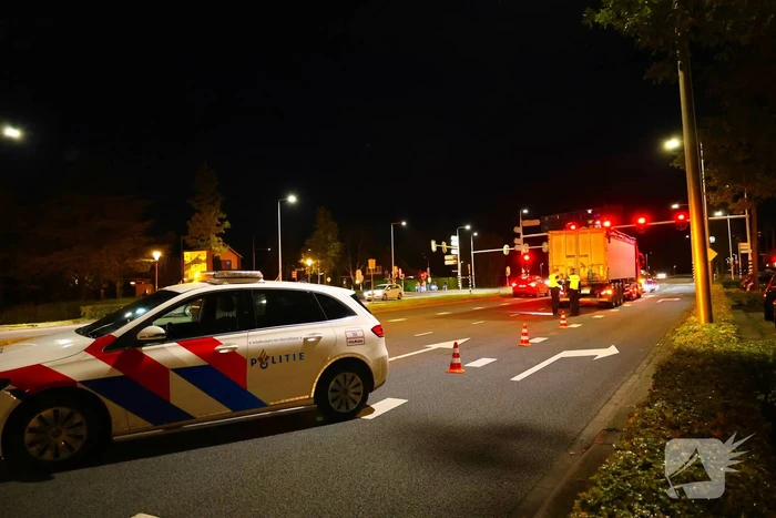 Weg afgesloten na ongeval tussen auto en vrachtwagen