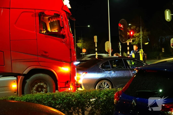 Weg afgesloten na ongeval tussen auto en vrachtwagen