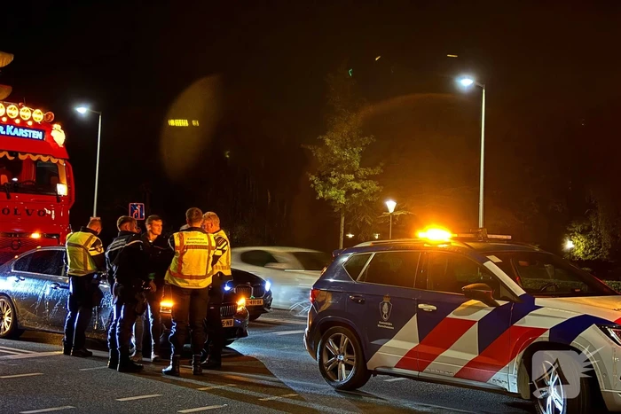 Weg afgesloten na ongeval tussen auto en vrachtwagen