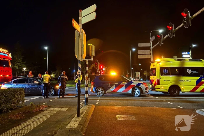 Weg afgesloten na ongeval tussen auto en vrachtwagen