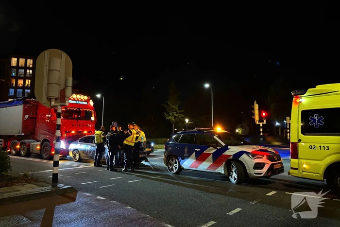 Weg afgesloten na ongeval tussen auto en vrachtwagen
