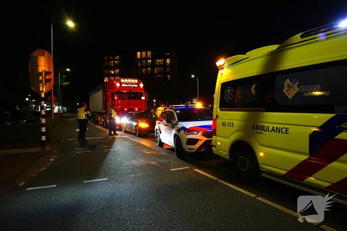 Weg afgesloten na ongeval tussen auto en vrachtwagen