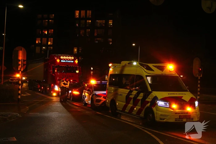 Weg afgesloten na ongeval tussen auto en vrachtwagen