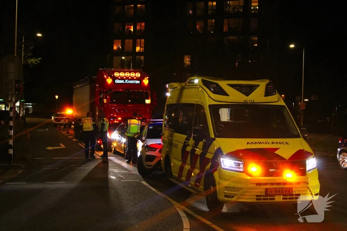 Weg afgesloten na ongeval tussen auto en vrachtwagen