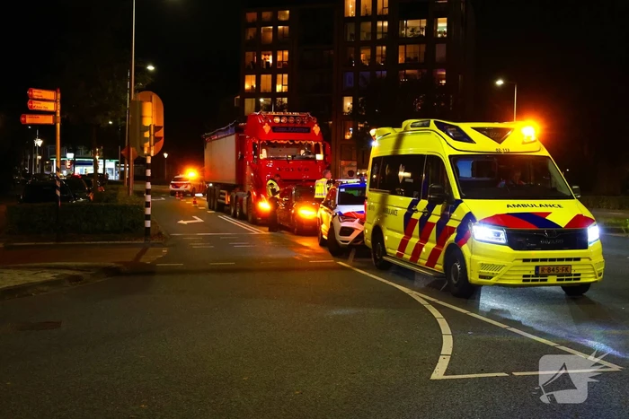 Weg afgesloten na ongeval tussen auto en vrachtwagen